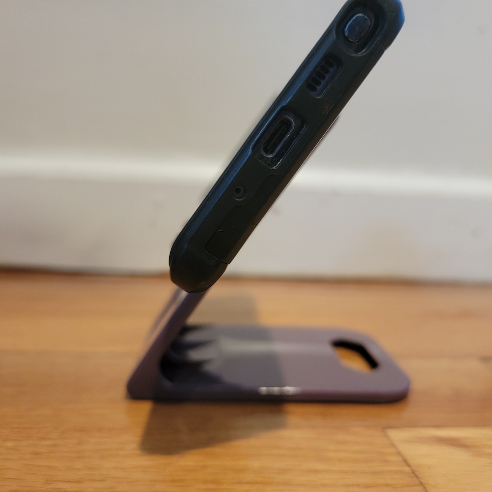 Phone holder for table or outlet - Picture 3 of 4